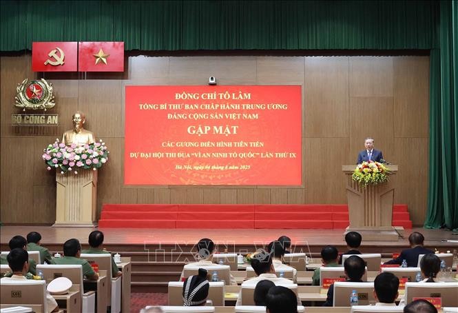 Tổng Bí thư biểu dương các tập thể, cá nhân được tôn vinh hôm nay, cũng như những cán bộ, chiến sĩ công an đang hàng ngày, hàng giờ đã có những đóng góp rất tích cực trong nhiệm vụ bảo vệ an ninh, trật tự, bảo vệ cuộc sống bình yên, hạnh phúc của nhân dân - Ảnh: TTXVN