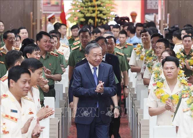 Tổng Bí thư Tô Lâm gặp mặt các gương điển hình tiên tiến trong toàn lực lượng Công an nhân dân dự Đại hội Thi đua “Vì an ninh Tổ quốc” lần thứ IX - Ảnh: TTXVN