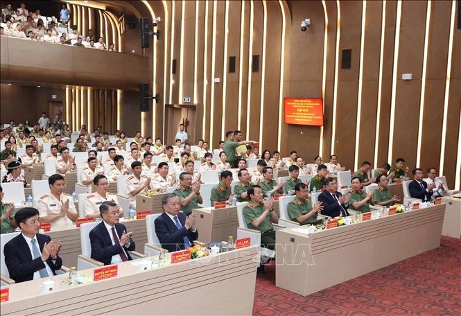 Tổng Bí thư và các đại biểu dự gặp mặt các điển hình tiên tiến tại Đại hội thi đua "Vì An ninh tổ quốc" - Ảnh: TTXVN