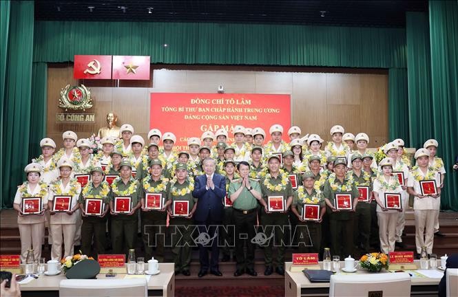 Tổng Bí thư Tô Lâm với các điển hình tiên tiến trong CAND và lực lượng bảo vệ an ninh trật tự - Ảnh: TTXVN