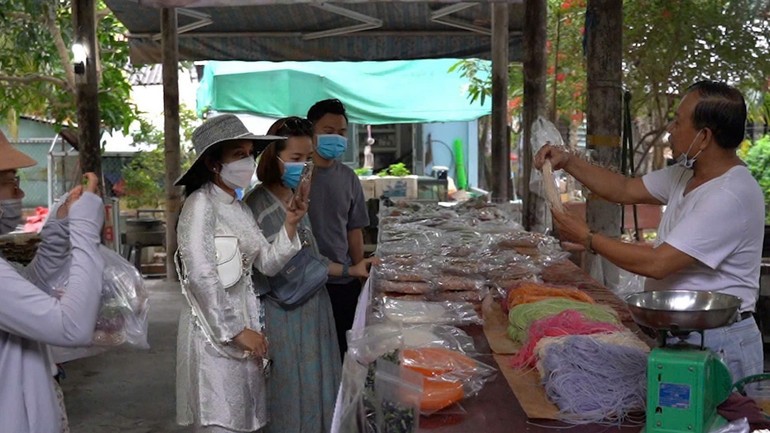 Du khách tham quan làng nghề hủ tiếu Cái Răng.