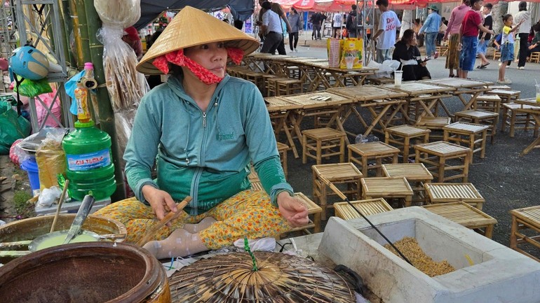 Trình diễn làm bánh thủ công của làng nghề tại một sự kiện văn hóa tại thành phố Cần Thơ.