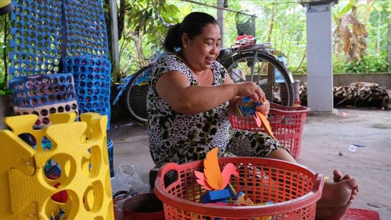 Làng nghề đồ chơi Long Tuyền chỉ còn vài hộ còn theo nghề truyền thống.