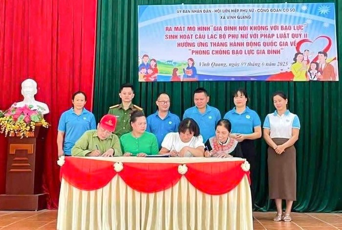 Phụ nữ xã Vĩnh Quang (cũ), nay là phường Nùng Trí Cao ra mắt mô hình “Gia đình nói không với bạo lực”.