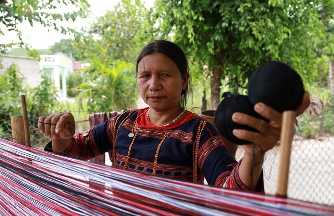 Các sợi chỉ đỏ, trắng, đen tạo nên hoa văn đặc sắc và ý nghĩa riêng của mỗi tấm thổ cẩm.