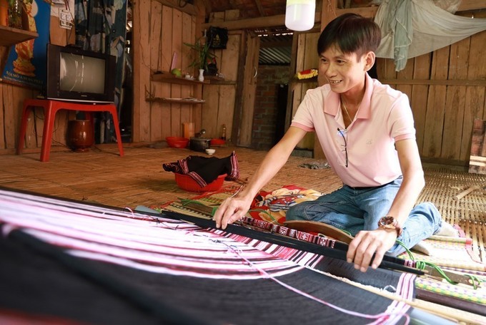 Du khách trực tiếp trải nghiệm dệt thổ cẩm ở làng nghề Xí Thoại.