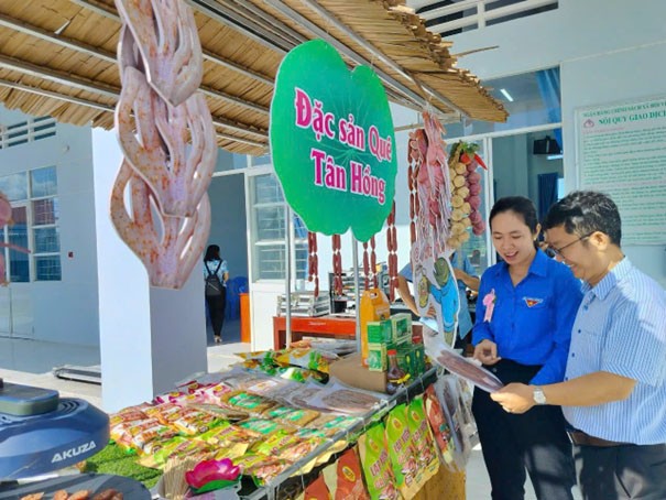 Doanh nghiệp đang phát triển thêm nhiều dòng sản phẩm chủ lực mới như lạp xưởng cá lóc, lạp xưởng cua đồng,... nhằm đáp ứng nhu cầu ngày càng cao của thị trường Doanh nghiệp đang phát triển thêm nhiều dòng sản phẩm chủ lực mới như lạp xưởng cá lóc, lạp xưởng cua đồng,... nhằm đáp ứng nhu cầu ngày càng cao của thị trường