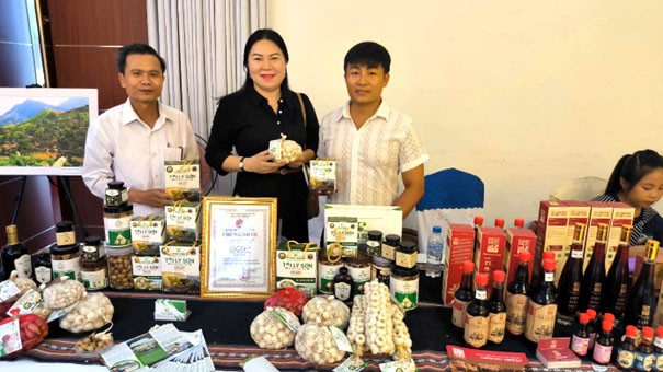 Đại diện doanh nghiệp giới thiệu sản phẩm đến đối tác, người tiêu dùng Đại diện doanh nghiệp giới thiệu sản phẩm đến đối tác, người tiêu dùng