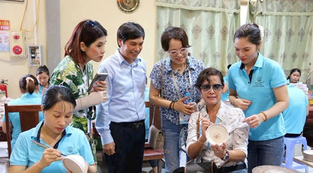 Các đại biểu dự ABAC 3 trải nghiệm làm gốm Chu Đậu. 