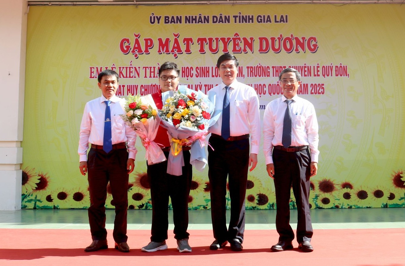 Gia Lai đón mừng “chàng trai vàng” Lê Kiến Thành trở về từ đấu trường Olympic Tin học quốc tế