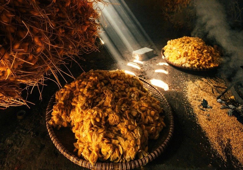 Trong chuyến đi, khoảnh khắc anh nhớ nhất là khi bà cụ ngồi bên cửa sổ, bếp nước vừa đun, ánh chiều xuyên qua ô cửa tạo thành những vệt sáng đẹp mắt. "Điều này gợi nhớ về ngày xưa, khi quê tôi ở Quỳnh Phụ cũng nuôi tằm trồng dâu", anh nói với Tri Thức - Znews.