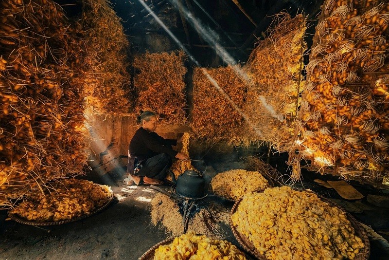 Trong chuyến đi, khoảnh khắc anh nhớ nhất là khi bà cụ ngồi bên cửa sổ, bếp nước vừa đun, ánh chiều xuyên qua ô cửa tạo thành những vệt sáng đẹp mắt. "Điều này gợi nhớ về ngày xưa, khi quê tôi ở Quỳnh Phụ cũng nuôi tằm trồng dâu", anh nói với Tri Thức - Znews.