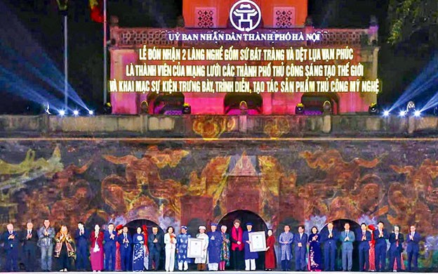 Chủ tịch Hội đồng Thủ công Thế giới trao chứng nhận 2 làng nghề “Gốm sứ Bát Tràng” và “Dệt lụa Vạn Phúc” là thành viên của Mạng lưới các Thành phố thủ công sáng tạo Thế giới. Chủ tịch Hội đồng Thủ công Thế giới trao chứng nhận 2 làng nghề “Gốm sứ Bát Tràng” và “Dệt lụa Vạn Phúc” là thành viên của Mạng lưới các Thành phố thủ công sáng tạo Thế giới.