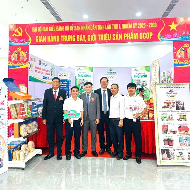 Các đại biểu thực hiện nghi thức khai mạc triển lãm. Các đại biểu thực hiện nghi thức khai mạc triển lãm.