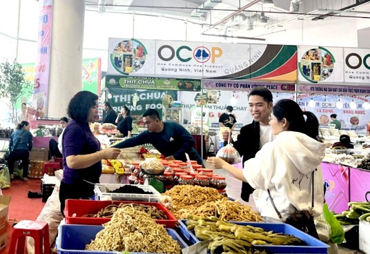 Người dân mua hàng tại Hội chợ OCOP Quảng Ninh - Xuân 2025. Người dân mua hàng tại Hội chợ OCOP Quảng Ninh - Xuân 2025.