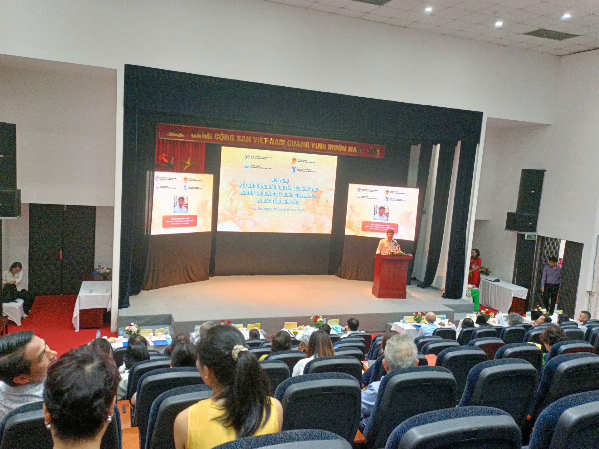 Ông Hoàng Minh Tuấn, Giám đốc Trung tâm khuyến công và tư vấn phát triển công thương Nghệ An tham luận tại Hội nghị Kết nối cung cầu nguyên liệu đầu vào ngành thủ công mỹ nghệ giữa Hà Nội và các tỉnh phía Bắc. Ông Hoàng Minh Tuấn, Giám đốc Trung tâm khuyến công và tư vấn phát triển công thương Nghệ An tham luận tại Hội nghị Kết nối cung cầu nguyên liệu đầu vào ngành thủ công mỹ nghệ giữa Hà Nội và các tỉnh phía Bắc.