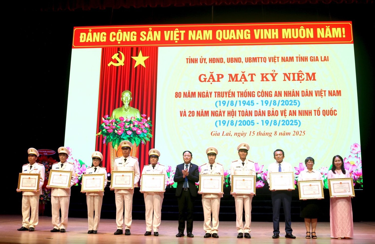 Lực lượng Công an tỉnh Gia Lai vững bước cùng dân tộc trong sự nghiệp xây dựng và bảo vệ Tổ quốc Lực lượng Công an tỉnh Gia Lai vững bước cùng dân tộc trong sự nghiệp xây dựng và bảo vệ Tổ quốc