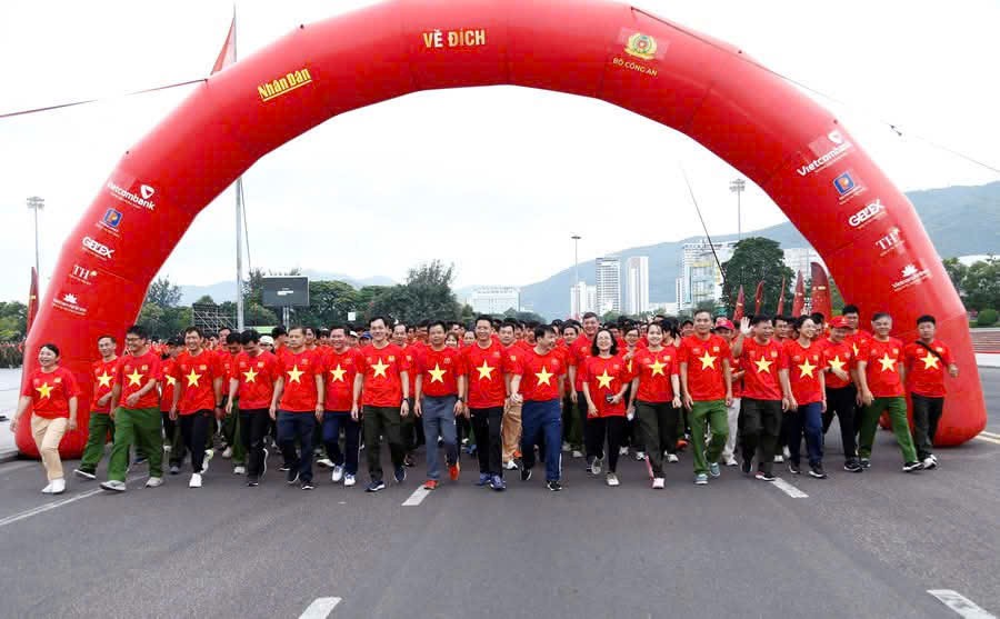 Lực lượng Công an tỉnh Gia Lai vững bước cùng dân tộc trong sự nghiệp xây dựng và bảo vệ Tổ quốc Lực lượng Công an tỉnh Gia Lai vững bước cùng dân tộc trong sự nghiệp xây dựng và bảo vệ Tổ quốc