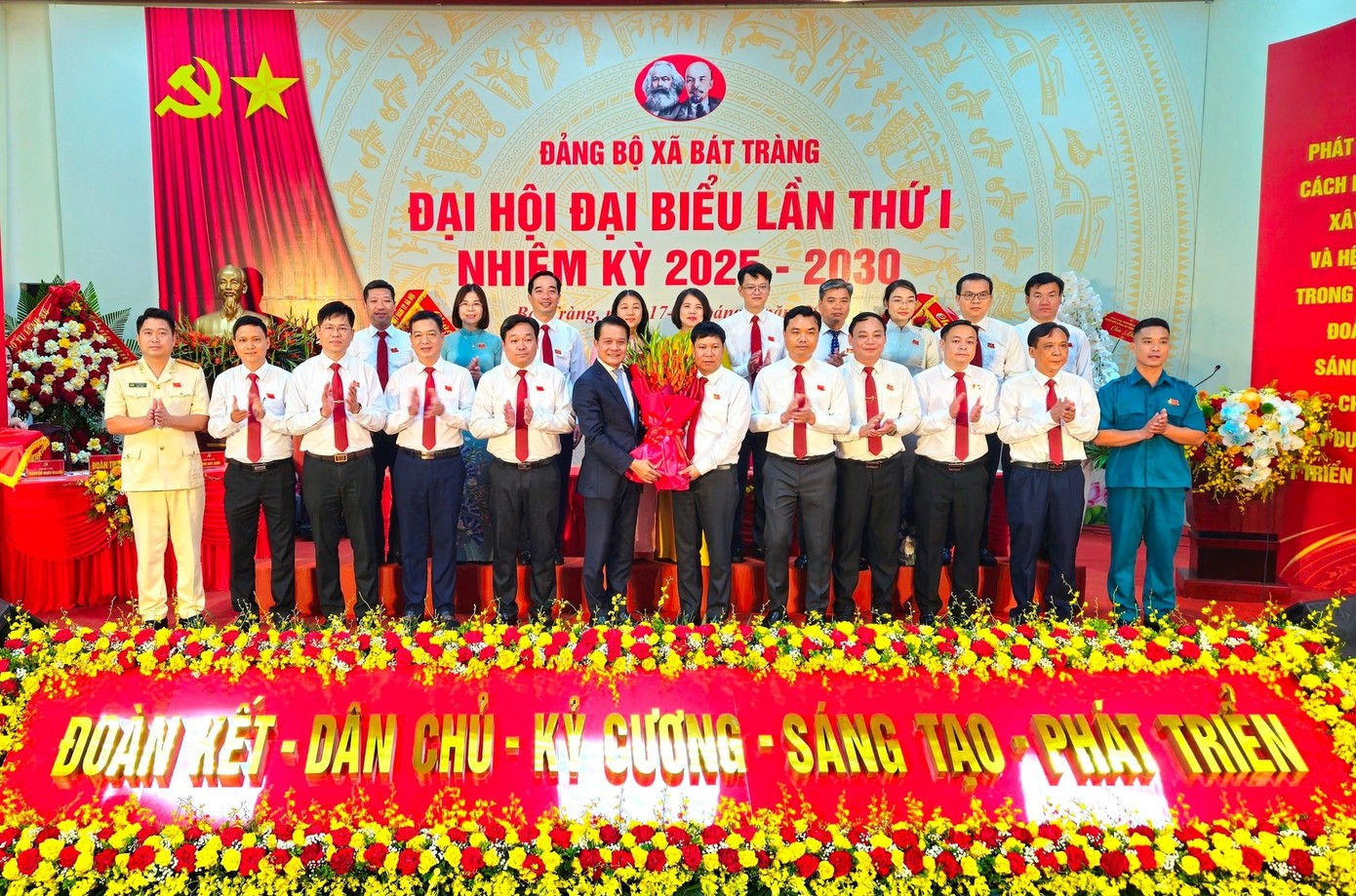 Ban Chấp hành Đảng bộ xã Bát Tràng khóa I, nhiệm kỳ 2025-2030 ra mắt tại Đại hội. Ảnh: Ánh Dương