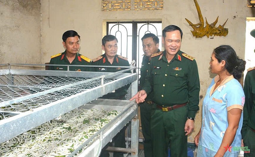 Thượng tướng Vũ Hải Sản, Thứ trưởng Bộ Quốc phòng cùng đoàn công tác kiểm tra mô hình hỗ trợ người dân nuôi tằm của Đoàn Kinh tế - Quốc phòng Lâm Đồng Thượng tướng Vũ Hải Sản, Thứ trưởng Bộ Quốc phòng cùng đoàn công tác kiểm tra mô hình hỗ trợ người dân nuôi tằm của Đoàn Kinh tế - Quốc phòng Lâm Đồng