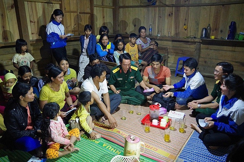 Cán bộ, chiến sĩ, trí thức trẻ tình nguyện Đoàn Kinh tế - Quốc phòng Lâm Đồng chăm sóc sức khoẻ cho nhân dân trong vùng dự án Cán bộ, chiến sĩ, trí thức trẻ tình nguyện Đoàn Kinh tế - Quốc phòng Lâm Đồng chăm sóc sức khoẻ cho nhân dân trong vùng dự án