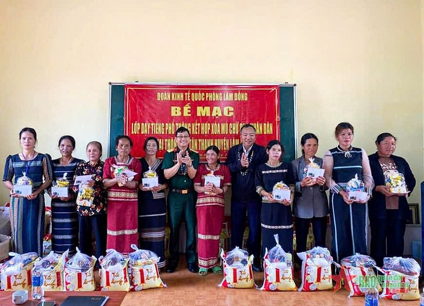 Thượng tá Nguyễn Trọng Thuý, Chính trị viên Đoàn KTQP Lâm Đồng bế giảng lớp học xoá mù chữ và trao quà cho người dân Thượng tá Nguyễn Trọng Thuý, Chính trị viên Đoàn KTQP Lâm Đồng bế giảng lớp học xoá mù chữ và trao quà cho người dân