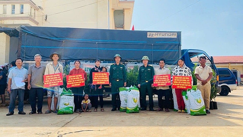 Thượng tá Đinh Nho Hùng, Đoàn trưởng Đoàn KTQP Lâm Đồng hỗ trợ cây, con giống cho bà con đồng bào tăng gia sản xuất Thượng tá Đinh Nho Hùng, Đoàn trưởng Đoàn KTQP Lâm Đồng hỗ trợ cây, con giống cho bà con đồng bào tăng gia sản xuất