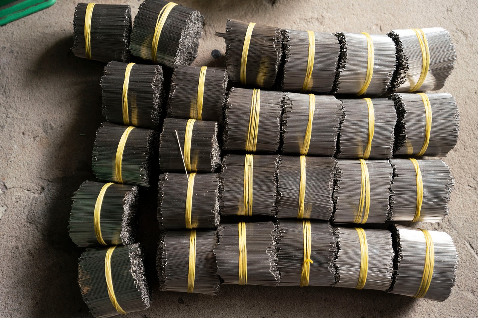 Tùy theo đơn đặt hàng, người thợ sẽ chặt khúc lưỡi cho đúng kích thước. Tùy theo đơn đặt hàng, người thợ sẽ chặt khúc lưỡi cho đúng kích thước.