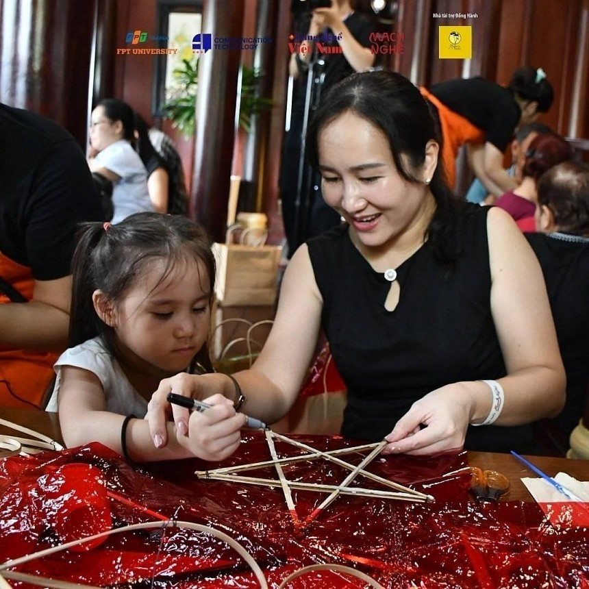 Điểm nhấn nổi bật ở sự kiện là workshop làm lồng đèn giấy kiếng, mang tính giáo dục sâu sắc và tạo điều kiện cho trẻ em sáng tạo