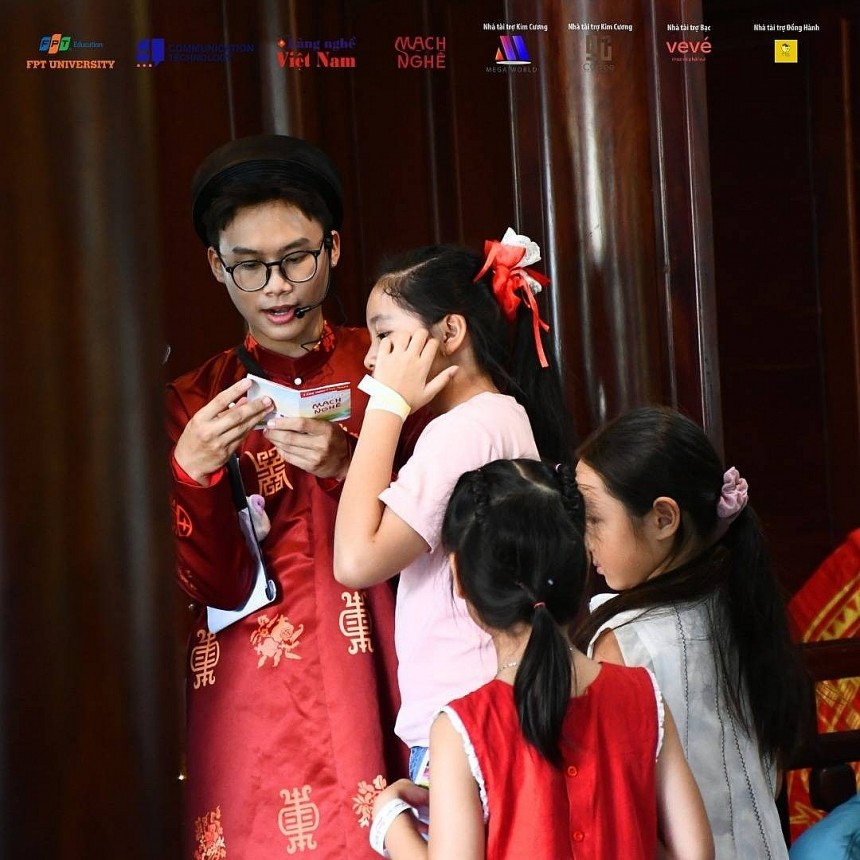 Các em nhỏ tham gia trò chơi “Làm tạp chí Làng Nghề”, hóa thân thành những biên tập viên nhí tự tay sáng tạo nên cuốn tạp chí độc đáo của riêng mình