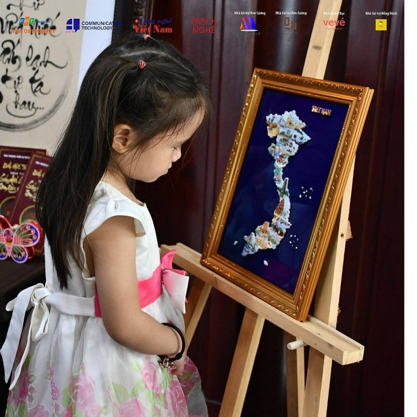 Các em nhỏ nhìn ngắm tác phẩm thủ công truyền thống 