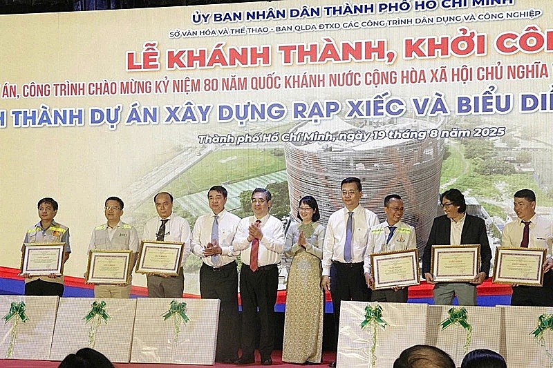 Lãnh đạo Sở VH&TT trao bằng khen cho các cá nhân có đóng góp trong quá trình xây dựng công trình Lãnh đạo Sở VH&TT trao bằng khen cho các cá nhân có đóng góp trong quá trình xây dựng công trình