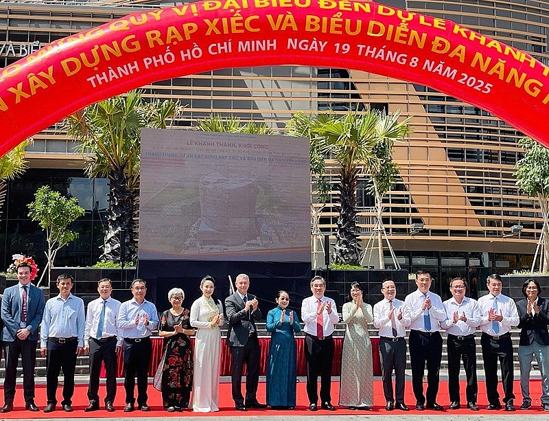 Lãnh đạo các sở, ban ngành TP. HCM cắt băng khánh thành công trình Lãnh đạo các sở, ban ngành TP. HCM cắt băng khánh thành công trình