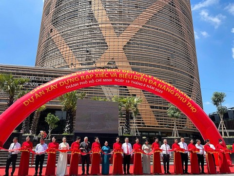 ngam nhin rap xiec va bieu dien da nang phu tho ngay khanh thanh