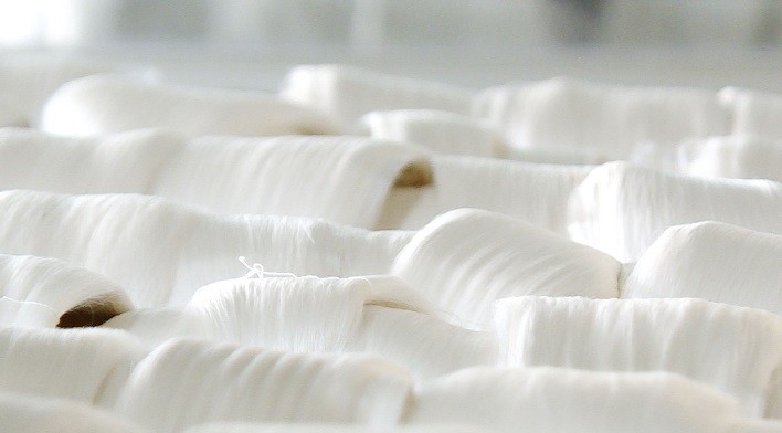 Những cuộn tơ tằm thành phẩm. Ảnh: Từ Huy