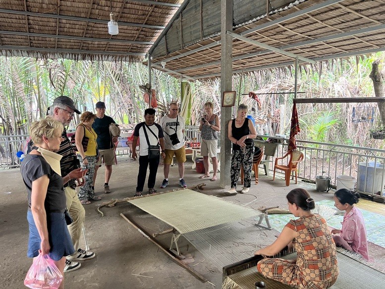 Du khách tham quan làng nghề dệt chiếu tại Bến Tre - Ảnh: VGP/Hoàng Trung Du khách tham quan làng nghề dệt chiếu tại Bến Tre - Ảnh: VGP/Hoàng Trung