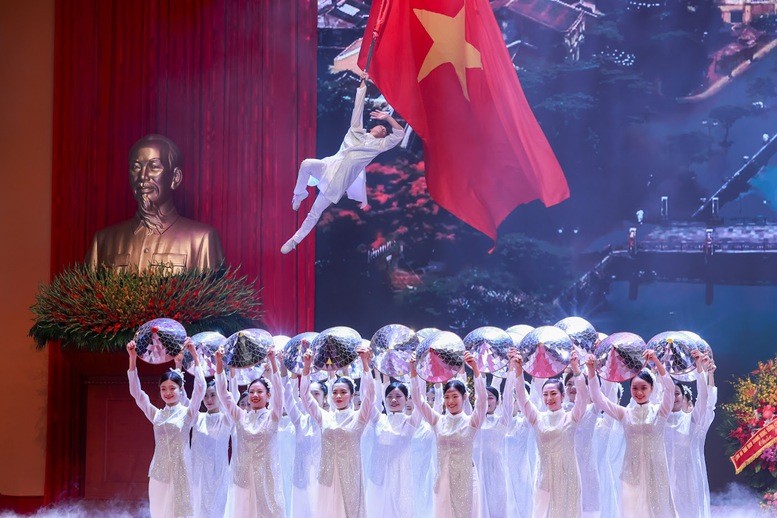 Các tiết mục văn nghệ chào mừng Lễ kỷ niệm - Ảnh: VGP/Nhật Bắc