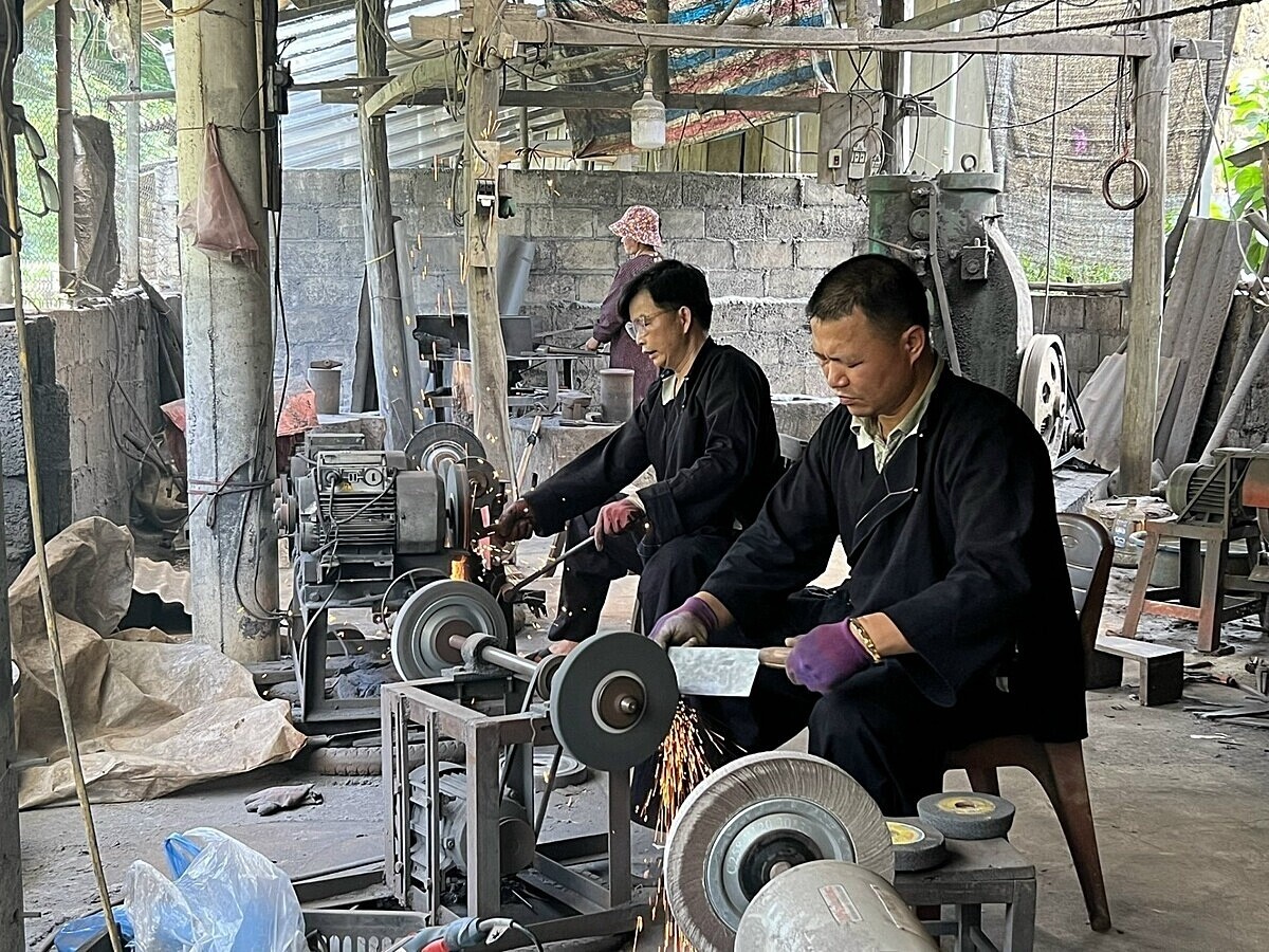 Nghề làm rèn ở Phúc Sen đã có sự tham gia của HTX. Nghề làm rèn ở Phúc Sen đã có sự tham gia của HTX.