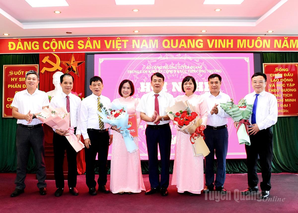 Ban Giáo đốc Sở Công thương trao quyết định và tặng hoa chức mừng Ban Giám đốc Trung tâm Khuyến công và Xúc tiến Công thương.