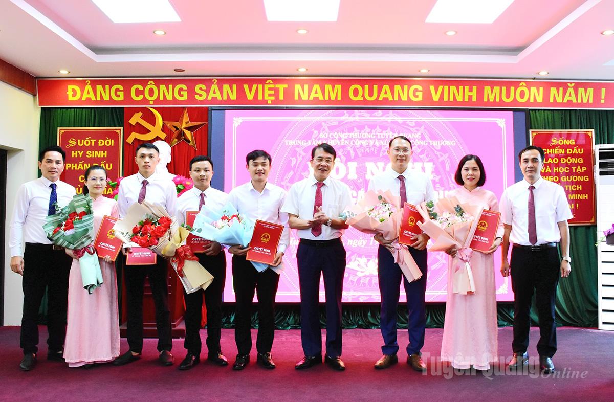 Lãnh đạo Sở Công thương trao Quyết định và tặng hoa chúc mừng tập thể Phòng Khuyến công, đổi mới sáng tạo và chuyển đổi xanh.