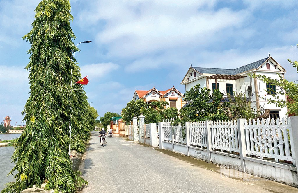 Xây dựng nông thôn mới, nhiều tuyến đường được người dân hiến đất để mở rộng, tạo diện mạo khang trang cho các làng quê. Xây dựng nông thôn mới, nhiều tuyến đường được người dân hiến đất để mở rộng, tạo diện mạo khang trang cho các làng quê.