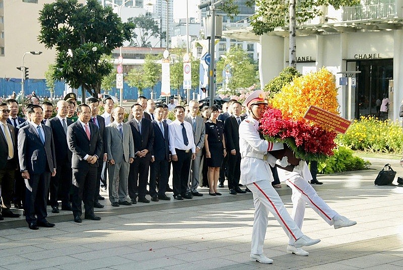Đoàn đại biểu dâng hoa lên Chủ tịch Hồ Chí Minh tại Công viên Tượng đài Bác
