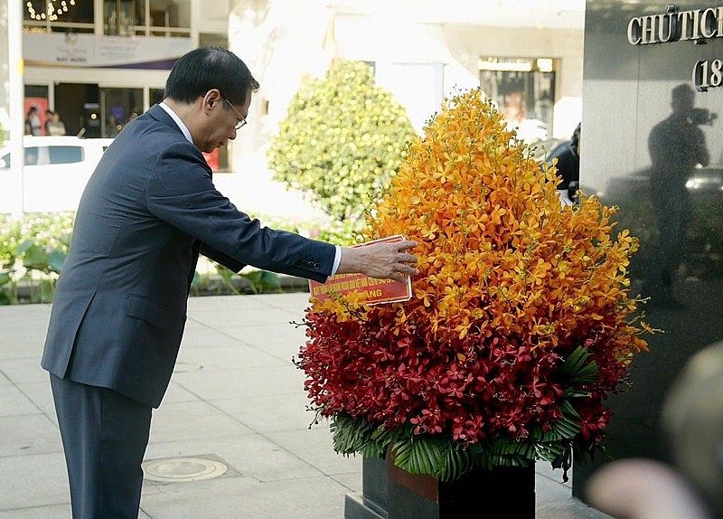 Đoàn đại biểu dâng hoa lên Chủ tịch Hồ Chí Minh tại Công viên Tượng đài Bác