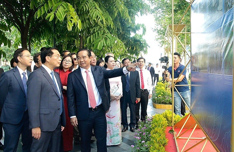 Phó Thủ tướng Bùi Thanh Sơn dâng hoa Tượng đài Chủ tịch Hồ Chí Minh