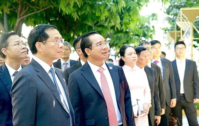 Phó Thủ tướng Bùi Thanh Sơn dâng hoa Tượng đài Chủ tịch Hồ Chí Minh