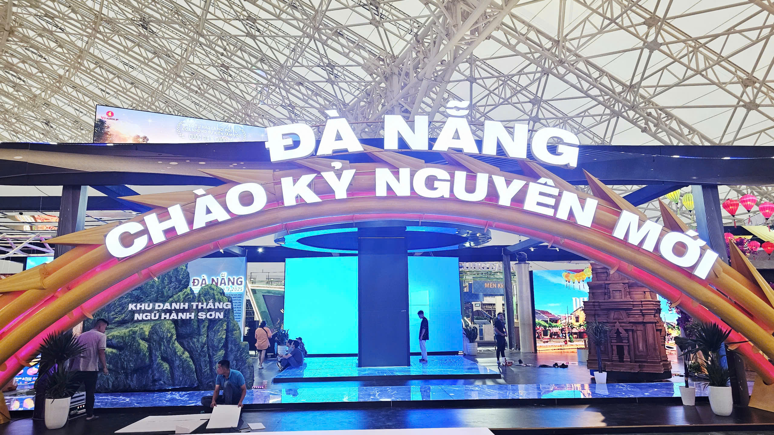 Chạy đua thời gian hoàn tất gian trưng bày Triển lãm Thành tựu đất nước 80 năm - ảnh 11