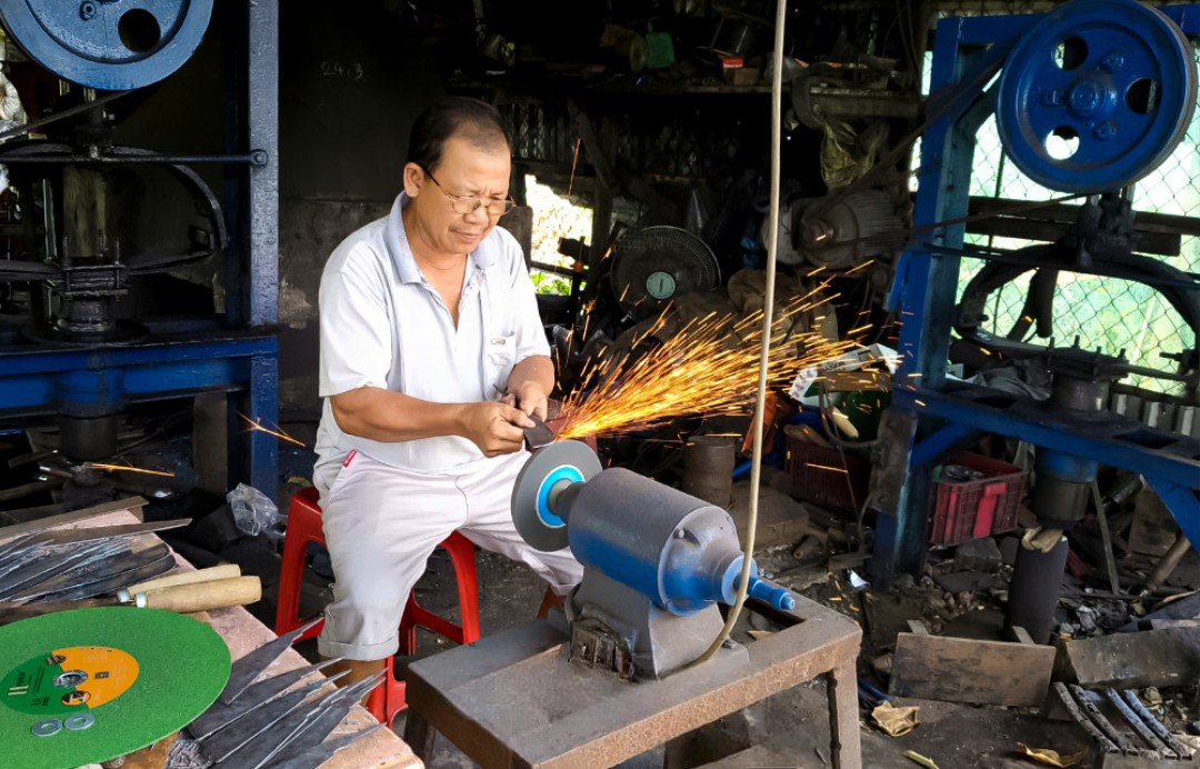 Ông Trần Văn Tân (ấp Thống Nhất) gắn bó với nghề rèn gia truyền 3 đời.