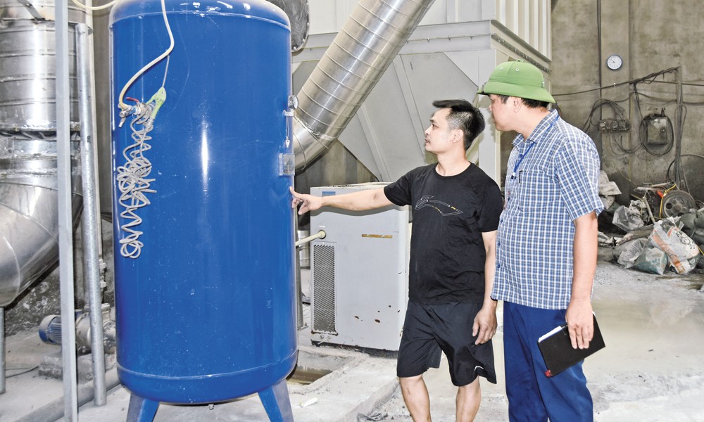 Cơ sở sản xuất đồng của gia đình anh Nguyễn Viết Tiến (bên trái) được đầu tư hệ thống xử lý khói bụi. Cơ sở sản xuất đồng của gia đình anh Nguyễn Viết Tiến (bên trái) được đầu tư hệ thống xử lý khói bụi.