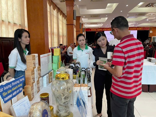 Các đại biểu thăm quan gian hàng được trưng bày tại hội thảo. Các đại biểu thăm quan gian hàng được trưng bày tại hội thảo.