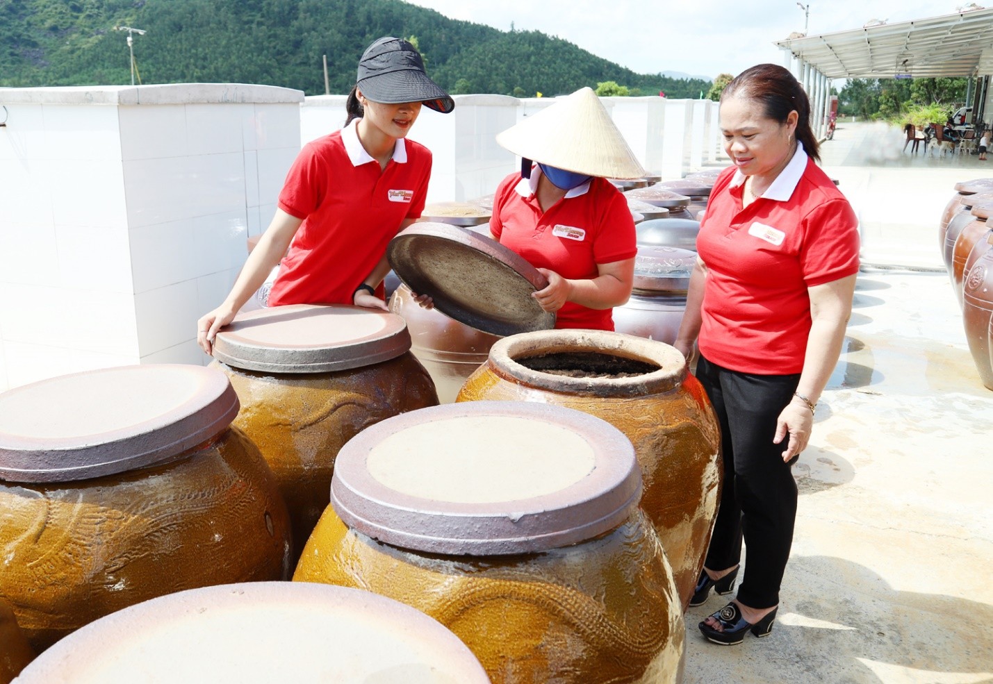 Cùng với sản xuất nước mắm, HTX Phú Khương còn sản xuất các sản phẩm đặc trưng  vùng biển Kỳ Anh như: ruốc, cá mờm khô, tép khô….